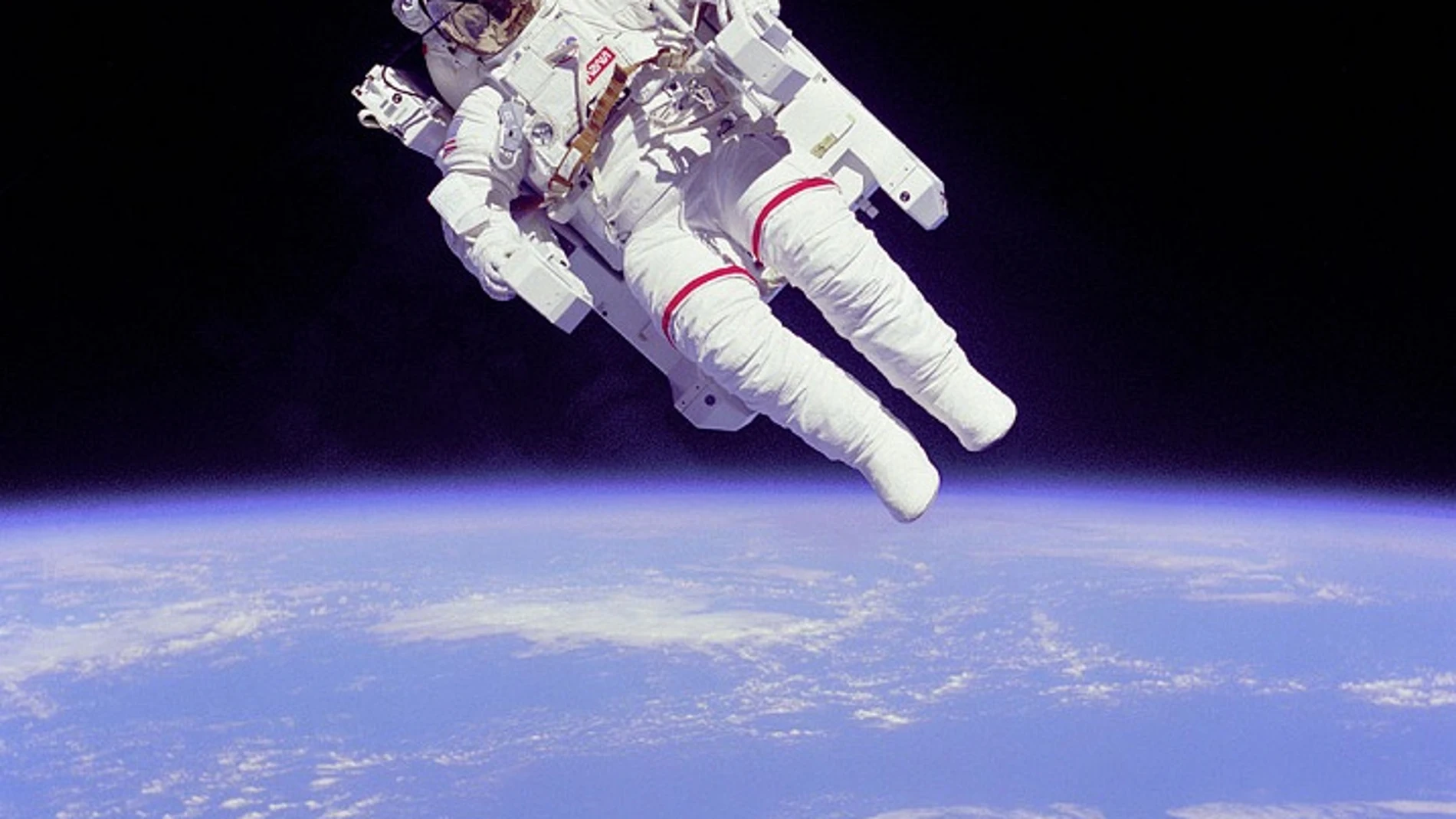 Bruce McCandless II con un traje espacial para misiones extravehiculares en su configuración más avanzada, 1984.