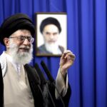 El líder supremo iraní, el ayatolá Alí Jameneí, se dirige a sus fieles durante la oración de los viernes en Teherán