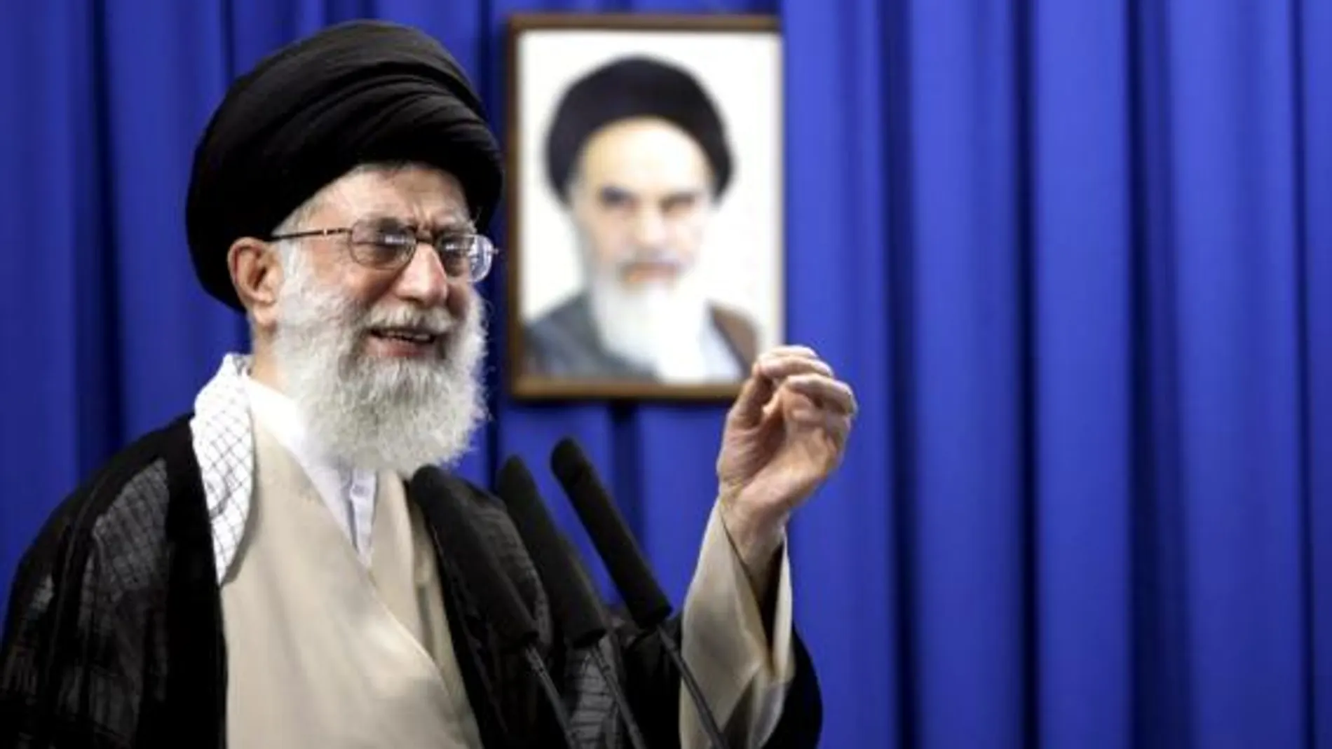El líder supremo iraní, el ayatolá Alí Jameneí, se dirige a sus fieles durante la oración de los viernes en Teherán