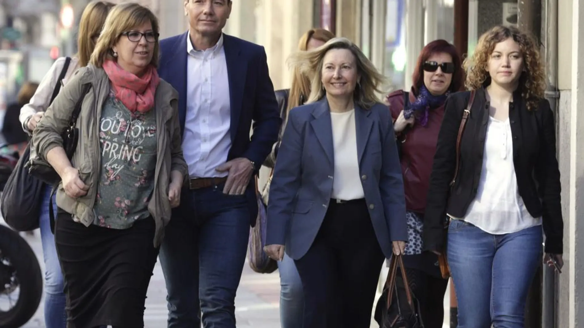 Tomás Gómez, acompañado de Maru Menéndez, Amparo Valcarce y Eva Matarín a su llegada al Comité Federal