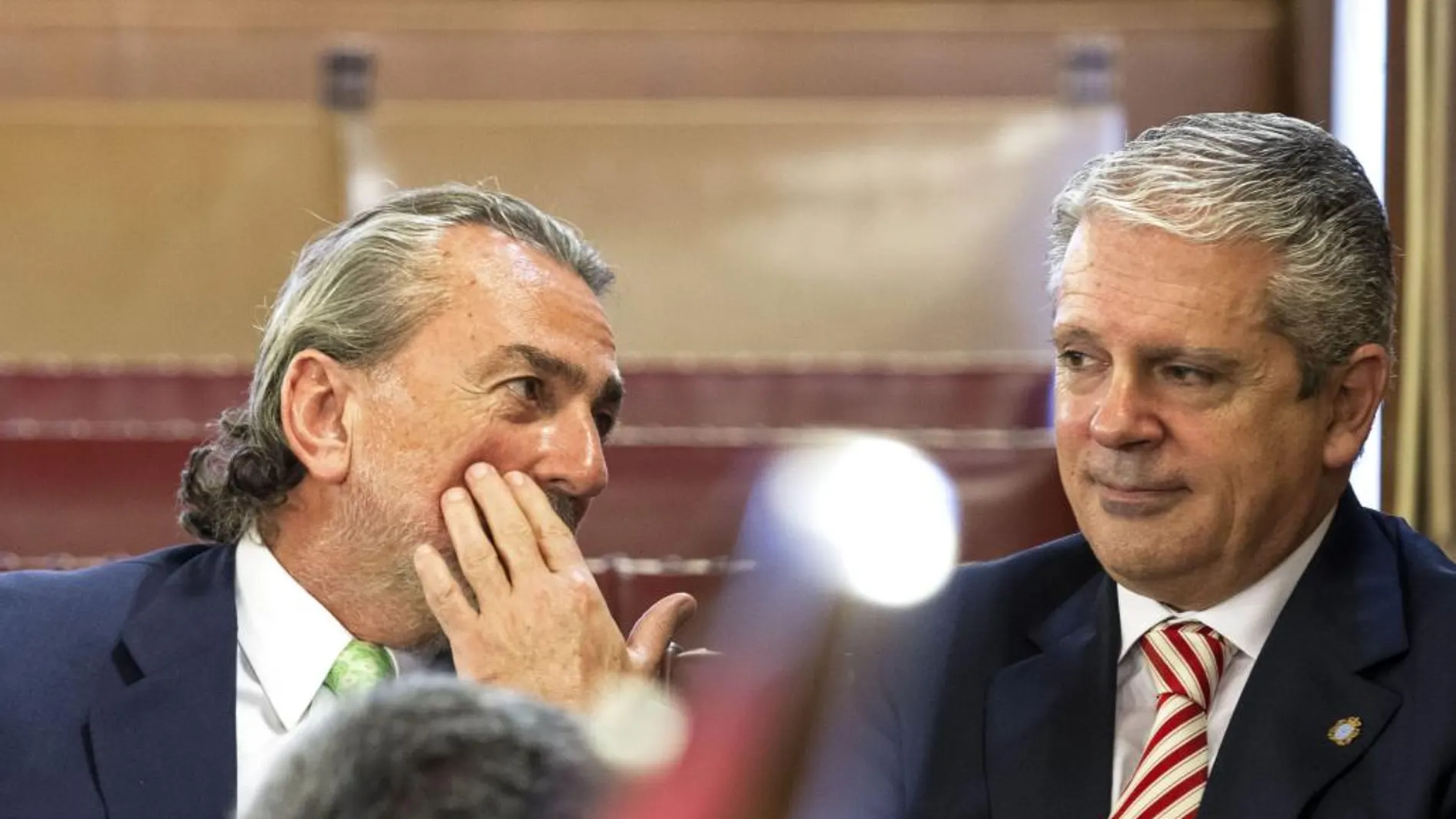 Franscico Correa y Pablo Crespo, conversan esta mañana, en el banquillo