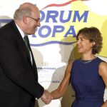 El comisario de Agricultura de la UE, Phil Hogan, saluda a la ministra de Agricultura, Alimentación y Medio Ambiente, Isabel García Tejerina, momentos antes de intervenir hoy en un desayuno informativo del Fórum Europa