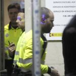 Agentes de movilidad que acudieron la noche de los hechos a la comisaría de la calle Leganitos, en Madrid, a tramitar la denuncia.