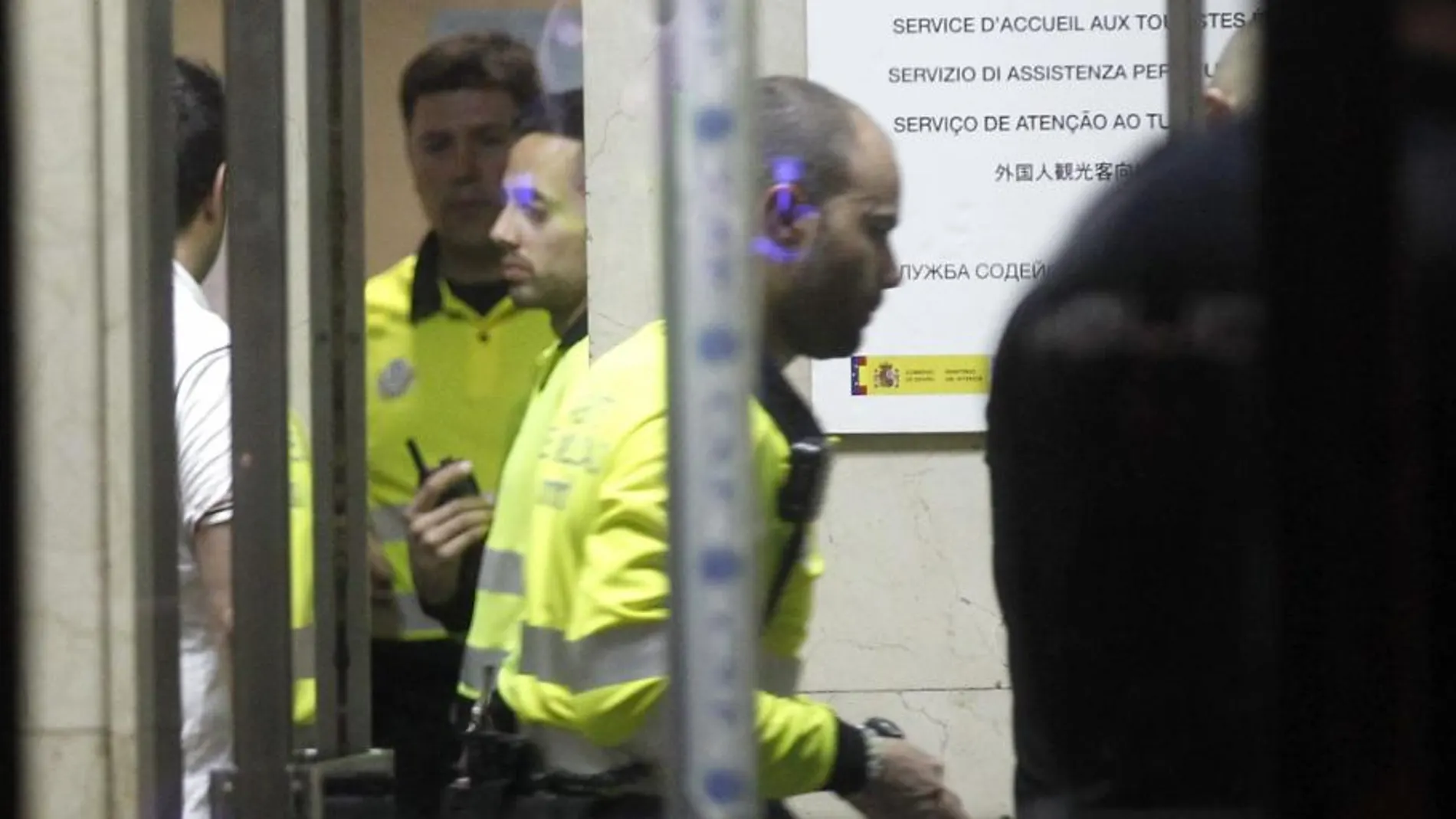 Agentes de movilidad que acudieron la noche de los hechos a la comisaría de la calle Leganitos, en Madrid, a tramitar la denuncia.
