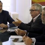 Mariano Rajoy junto a los secretarios generales de UGT y CC OO, Cándido Méndez e Ignacio Fernández Toxo, y el presidente de la patronal de las pymes (Cepyme) y candidato a presidir la CEOE, Antonio Garamendi.