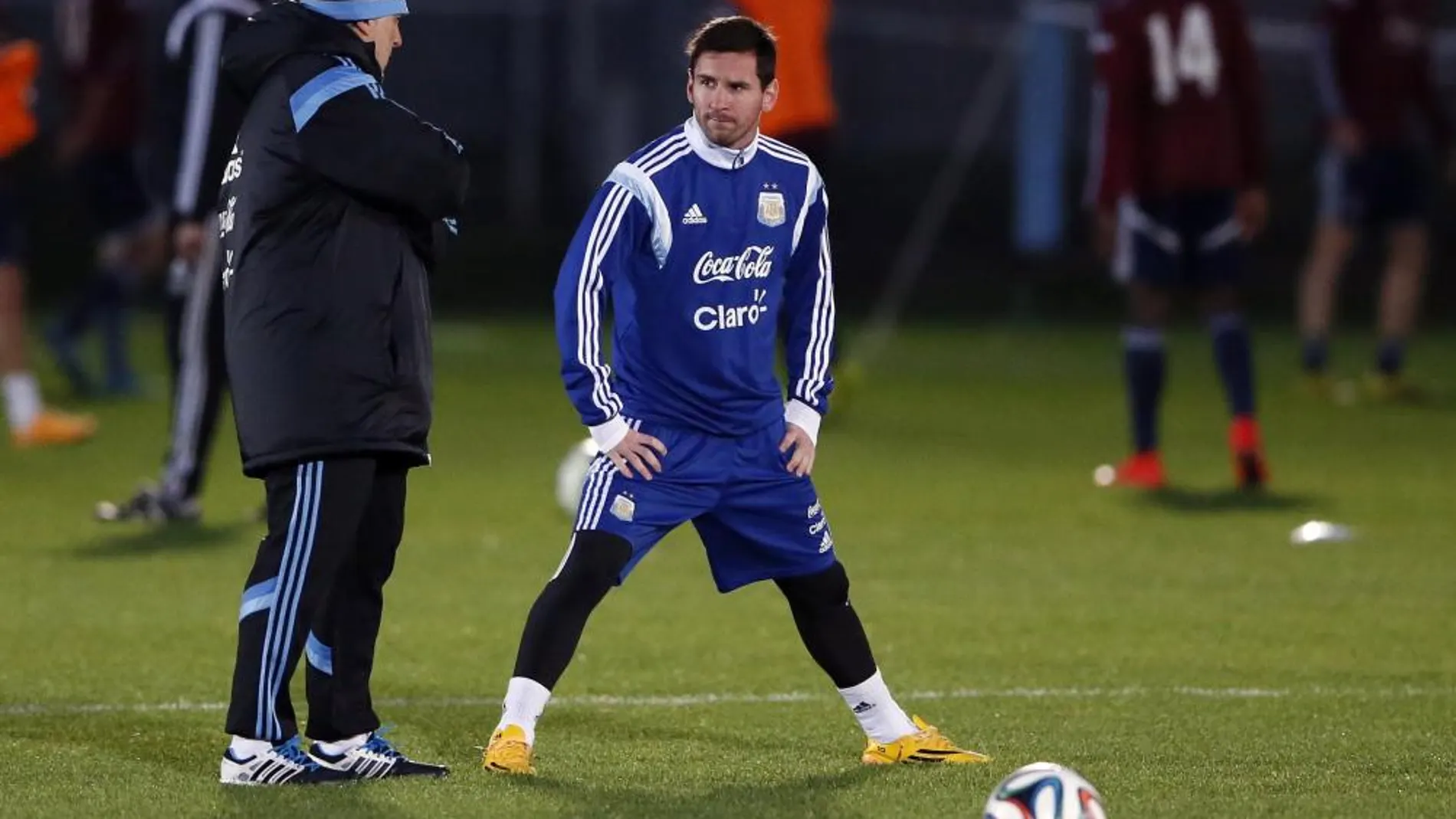 El entrenador de Argentina Gerardo Daniel Martino (i) habla con Lionel Messi durante una sesión de entrenamiento