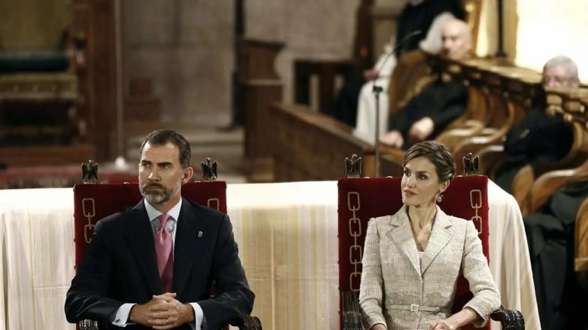 Los Reyes escuchan la intervención de la Presidenta del Gobierno de Navarra en funciones, Yolanda Barcina, durante la entrega a Ramon Andres Gonzalez del premio Principe de Viana