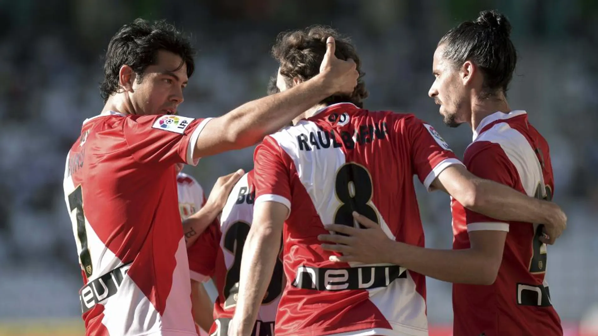 El centrocampista del Rayo Vallecano Raúl Baena (c) celebra con sus compañeros su gol ante el Córdoba.