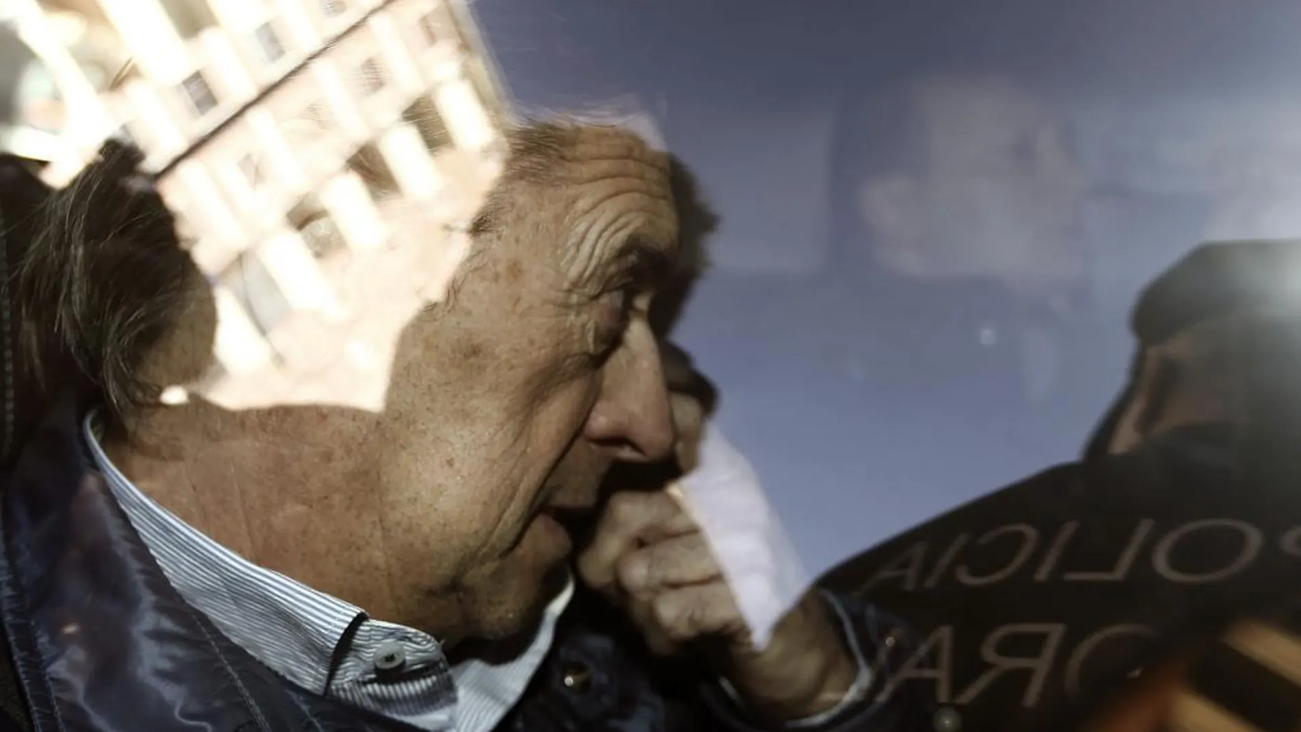 El expresidente de Osasuna Miguel Archanco, en el coche policial donde ha sido trasladado desde la comisaría a los juzgados