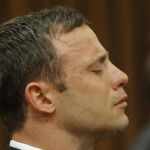 Oscar Pistorius reacciona a una de las conclusiones de la jueza durante la lectura hoy de su veredicto