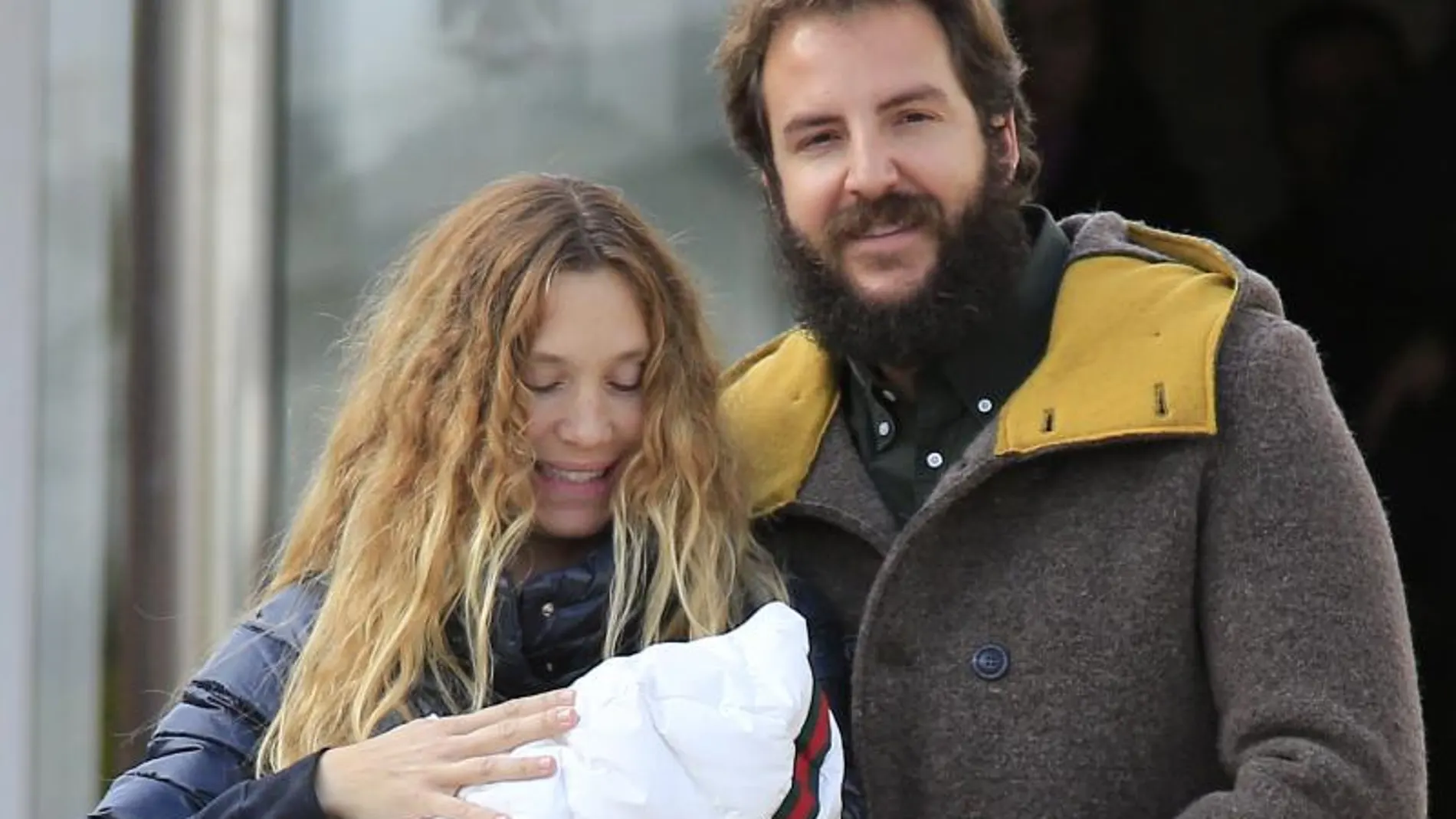 La pareja con la pequeña Kala a la salida del hospital