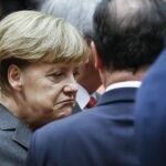 La canciller alemana, Angela Merkel, gesticula mientras habla con el presidente francés, François Hollande