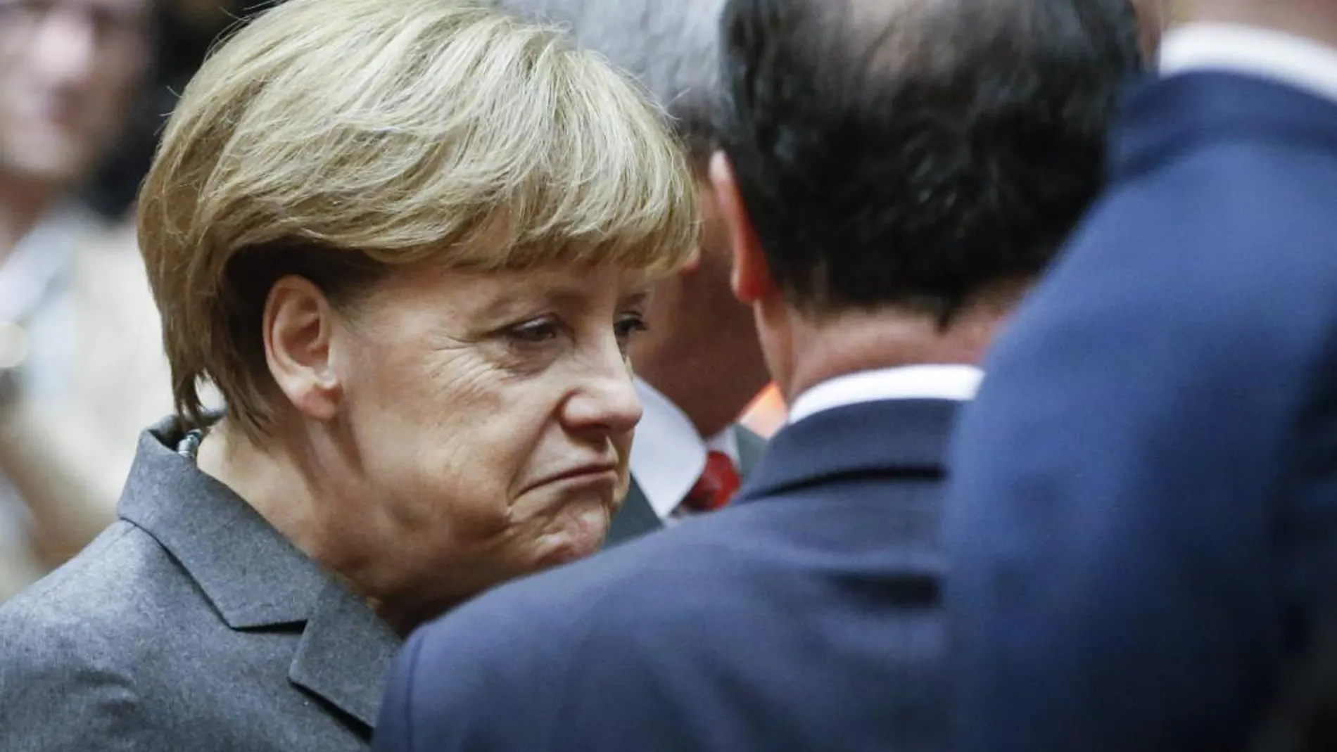 La canciller alemana, Angela Merkel, gesticula mientras habla con el presidente francés, François Hollande