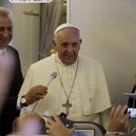 El Papa, durante el vuelo de regreso a Roma