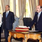 El exconsejero de Presidencia, Gaspar Zarrías (d), promete su cargo ante el entonces presidente andaluz, Manuel Chaves, y la exconsejera María del Mar Moreno