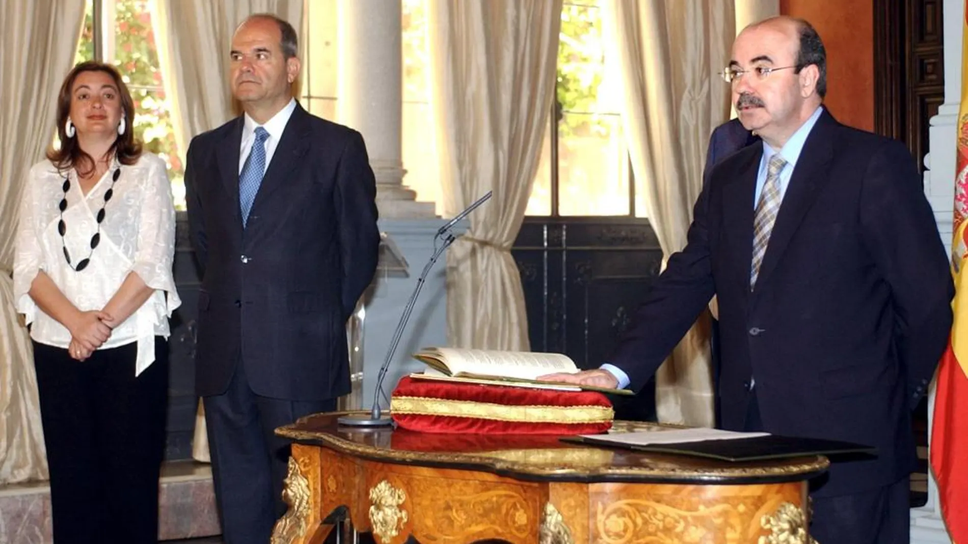 El exconsejero de Presidencia, Gaspar Zarrías (d), promete su cargo ante el entonces presidente andaluz, Manuel Chaves, y la exconsejera María del Mar Moreno