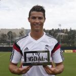 Cristiano posa orgulloso con su premio.