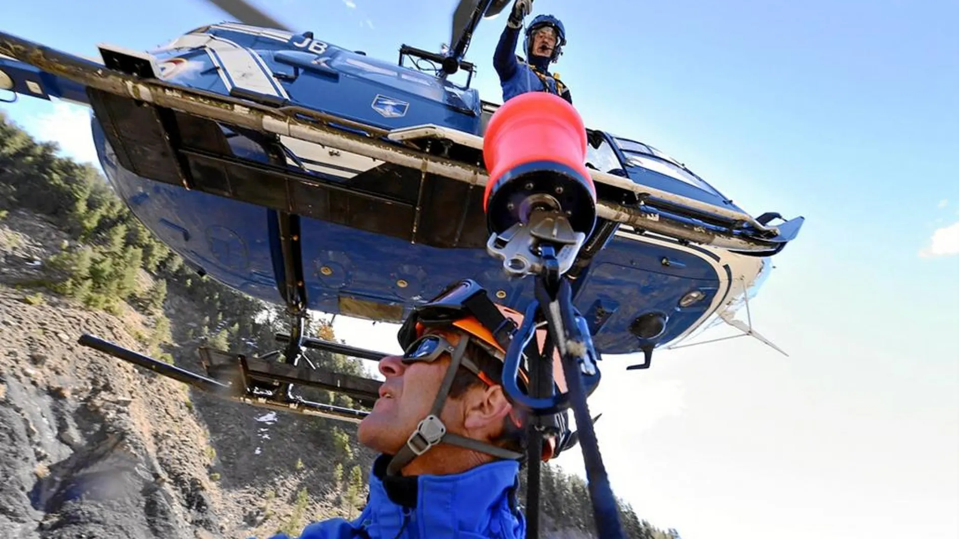 La única manera de acceder a la zona del impacto para la recuperación de los cuerpos es en helicóptero