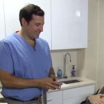 Rowe atiende a una de las pacientes que han accedido a colocarse la solución salina en el pecho