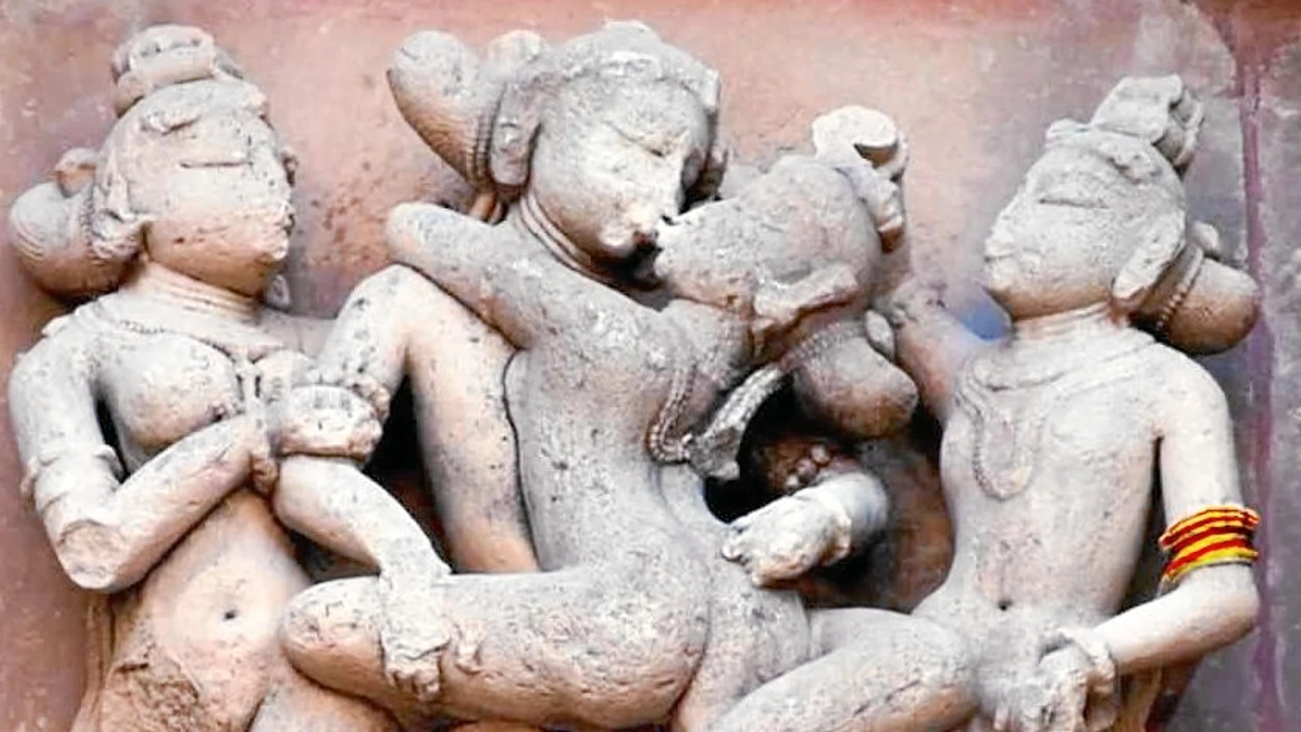 Representación de una escena del Kamasutra donde una de las figuras luce un brazalete catalán