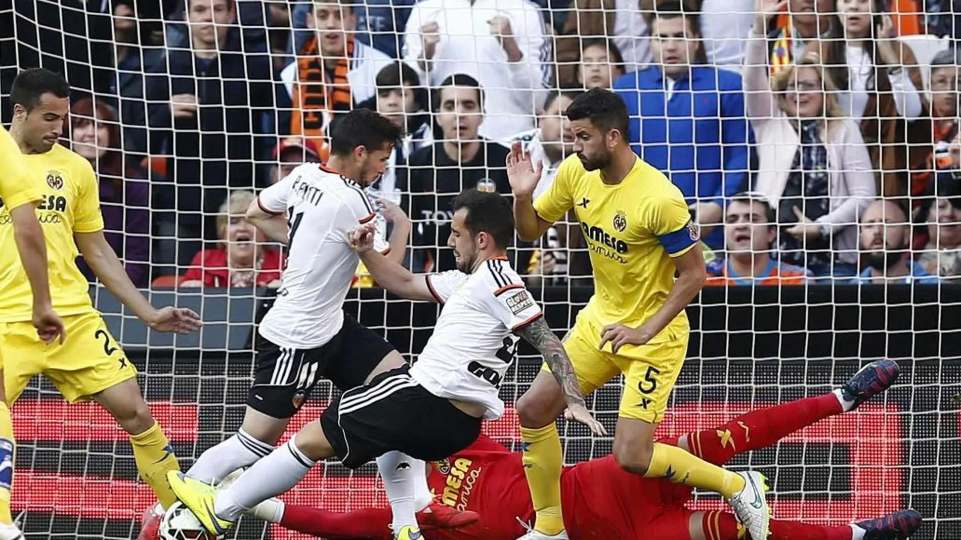 El delantero del Valencia Paco Alcácer (2d) intenta superar al portero del Villarreal Sergio Asenjo