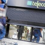En la tienda de móviles Telecor, de Clara del Rey, ocasionaron múltiples destrozos además de robar varias «tablets». Ayer, permanecía cerrada ya que los dueños aún no habían arreglado el cierre, destrozado en el robo macrocomplejo en España