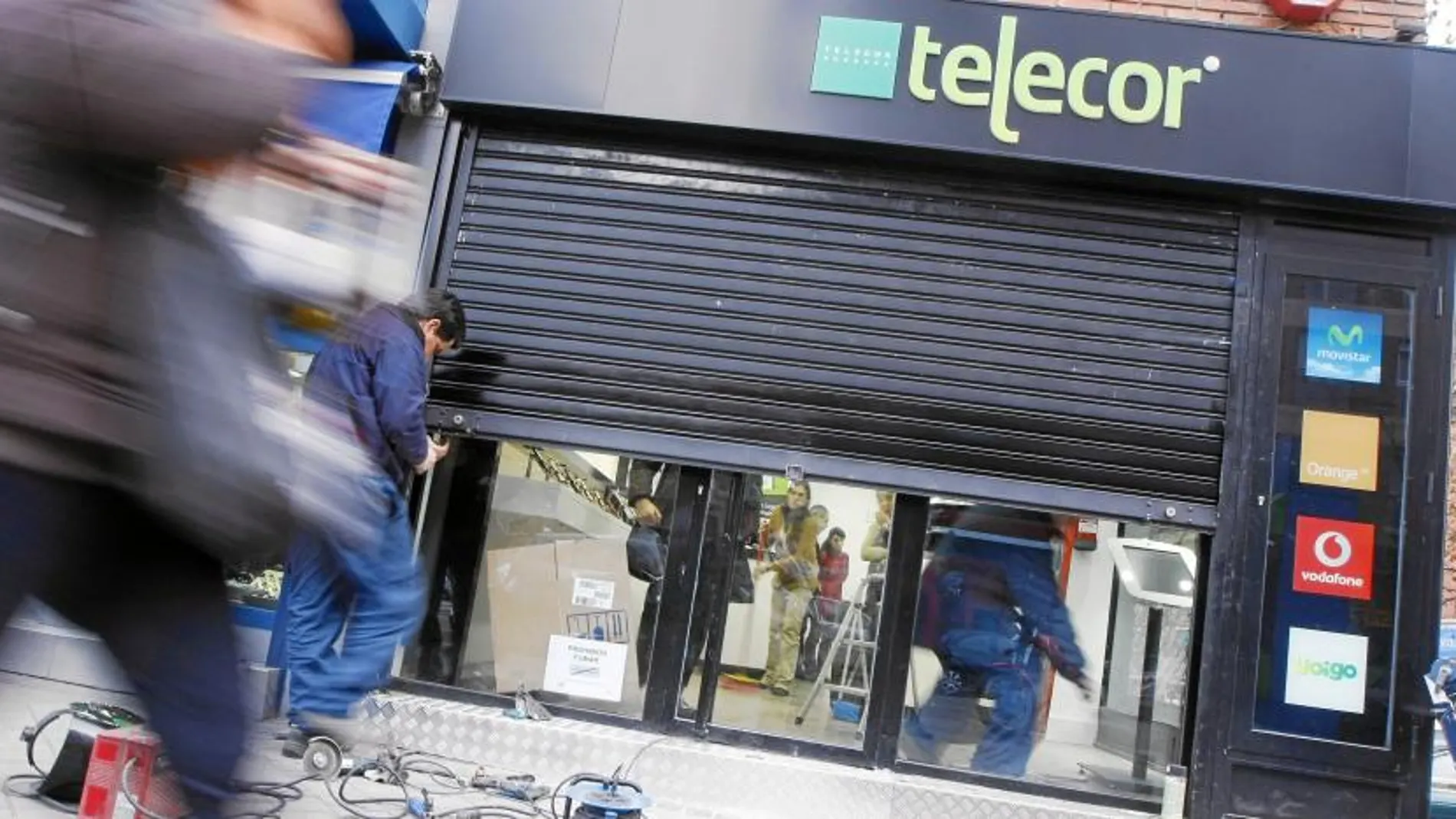 En la tienda de móviles Telecor, de Clara del Rey, ocasionaron múltiples destrozos además de robar varias «tablets». Ayer, permanecía cerrada ya que los dueños aún no habían arreglado el cierre, destrozado en el robo macrocomplejo en España