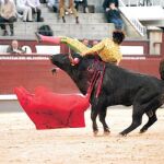 Juan Carlos Cabello resultó cogido por el sexto, ayer, en Las Ventas