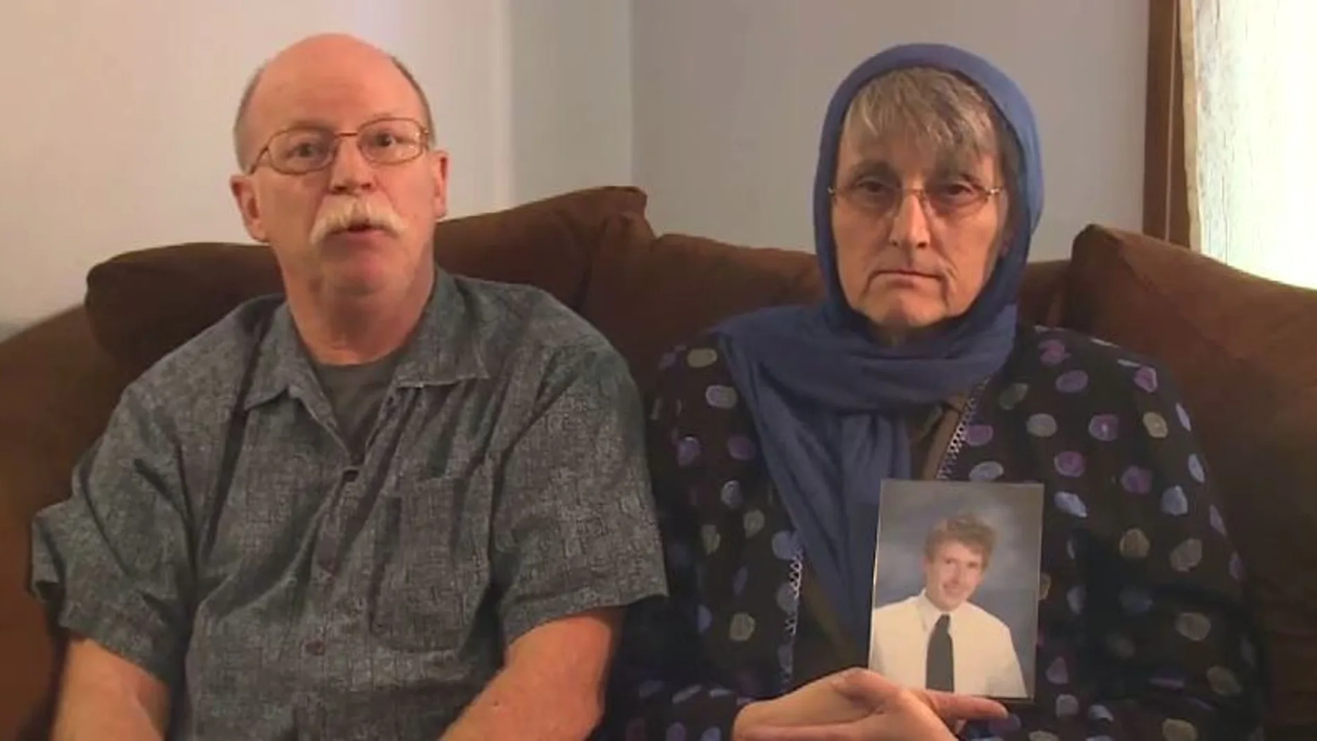 Los padres de Peter Kassig, en una imagen del vídeo en el que piden al EI clemencia para su hijo.