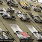 Carteles de viviendas en venta en un inmueble de Madrid