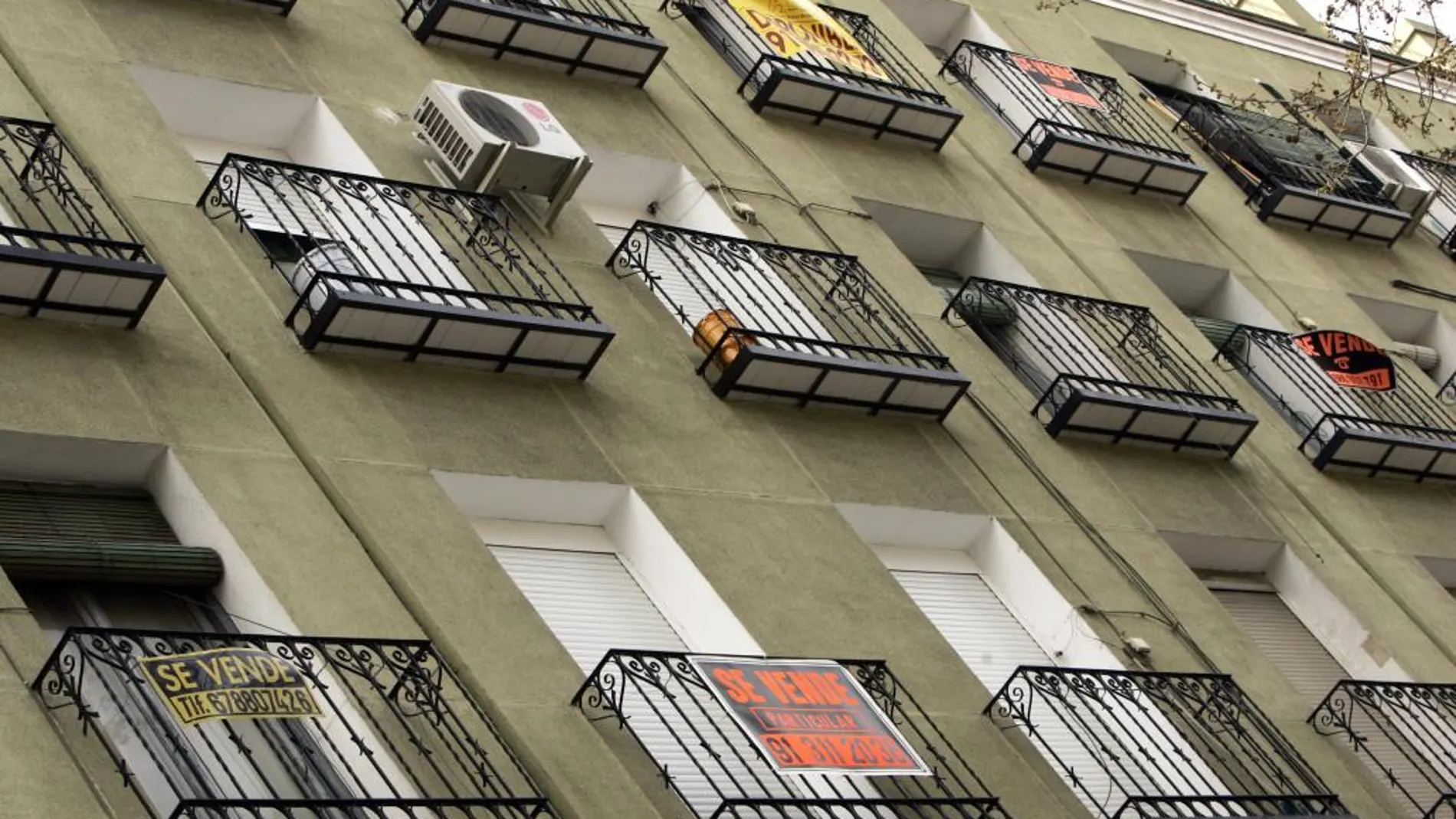 Carteles de viviendas en venta en un inmueble de Madrid