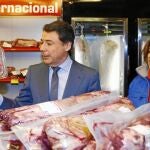 El presidente regional, Ignacio González, y la alcaldesa de Madrid, Ana Botella, visitaron ayer el nuevo centro de Makro en Pirámides