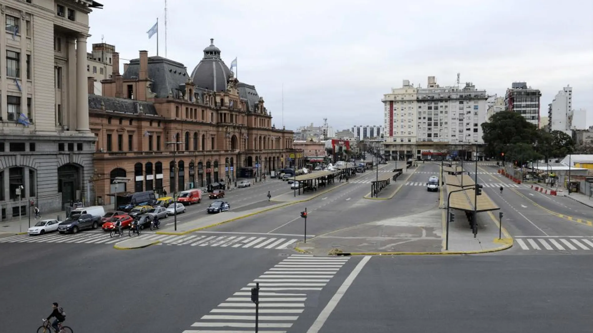 Vista general de las estaciones de autobuses y de tren en el barrio Constitución hoy, martes 9 de junio de 2015, de Buenos Aires (Argentina)