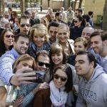 Aguirre y Cifuentes con jóvenes durante su asistencia de la presentación de 40 candidatos a las alcaldías