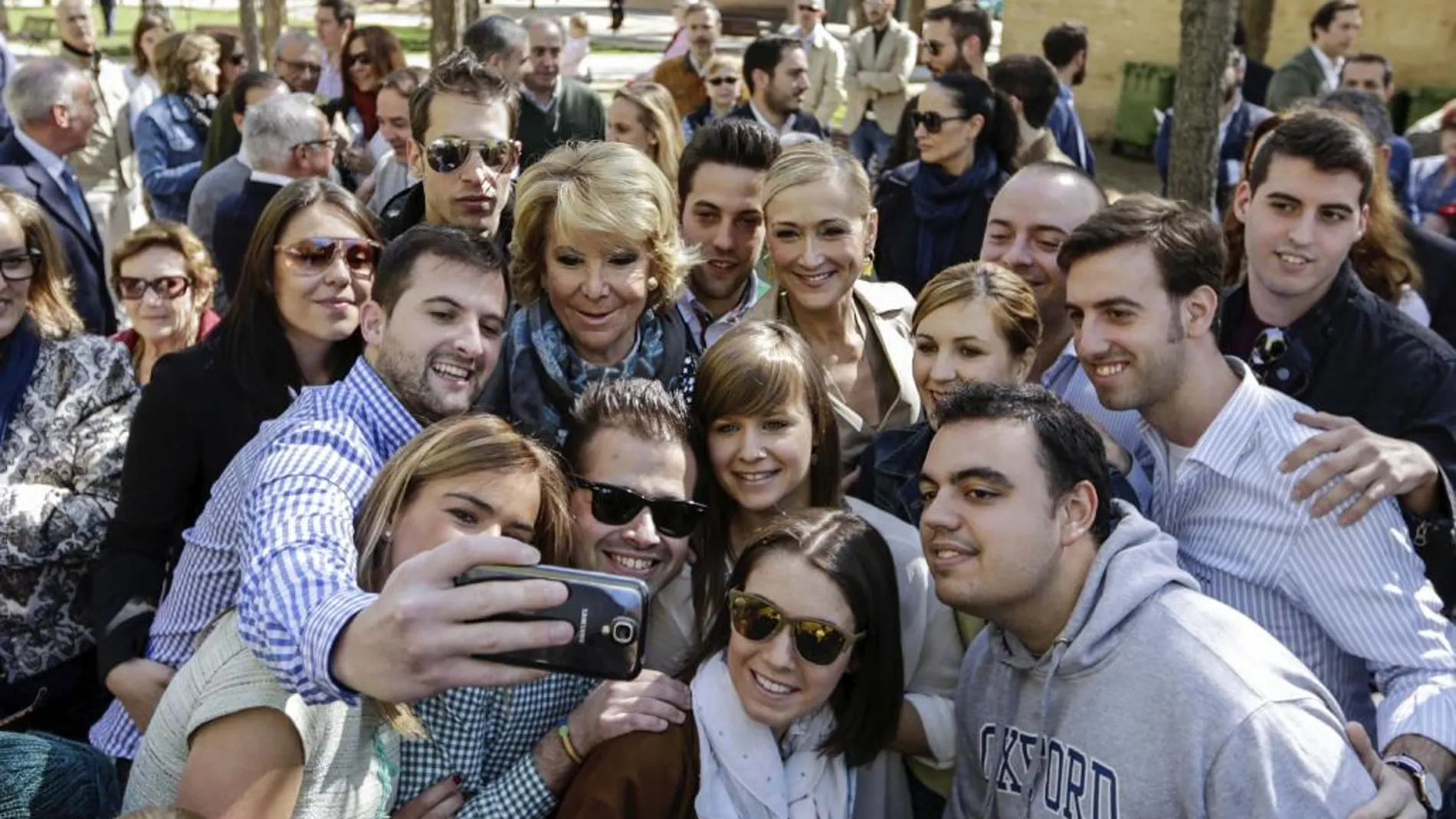 Aguirre y Cifuentes con jóvenes durante su asistencia de la presentación de 40 candidatos a las alcaldías