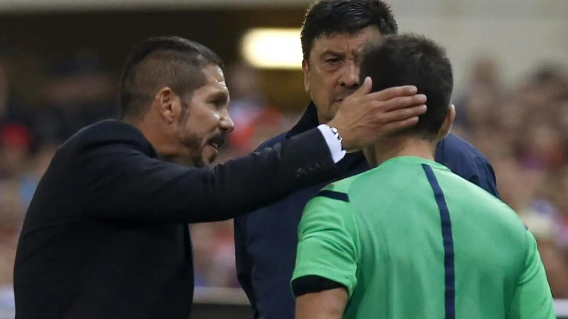 Momento en que el técnico argentino golpea al cuarto árbitro en el partido de vuelta de la Supercopa