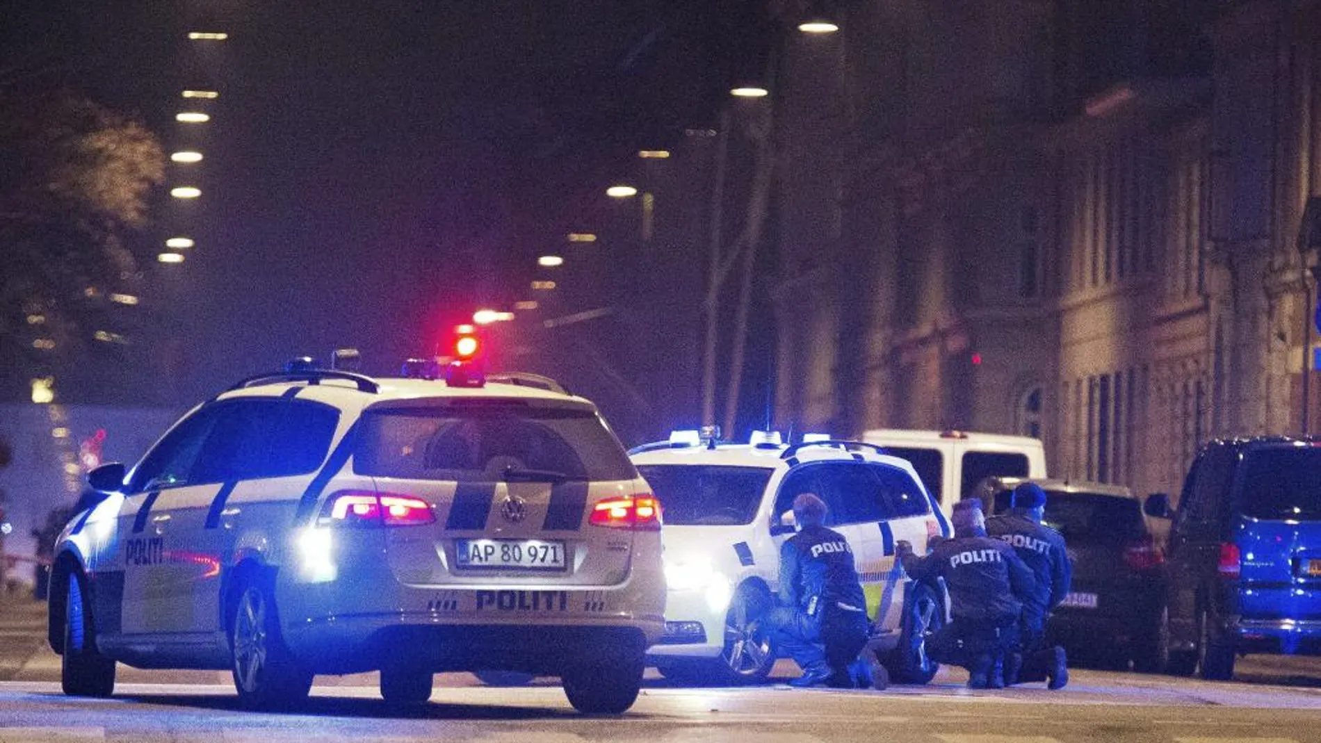 Vehículos de la policía danesa en una calle de Copenhague durante la búsqueda del sospechoso de los tiroteos