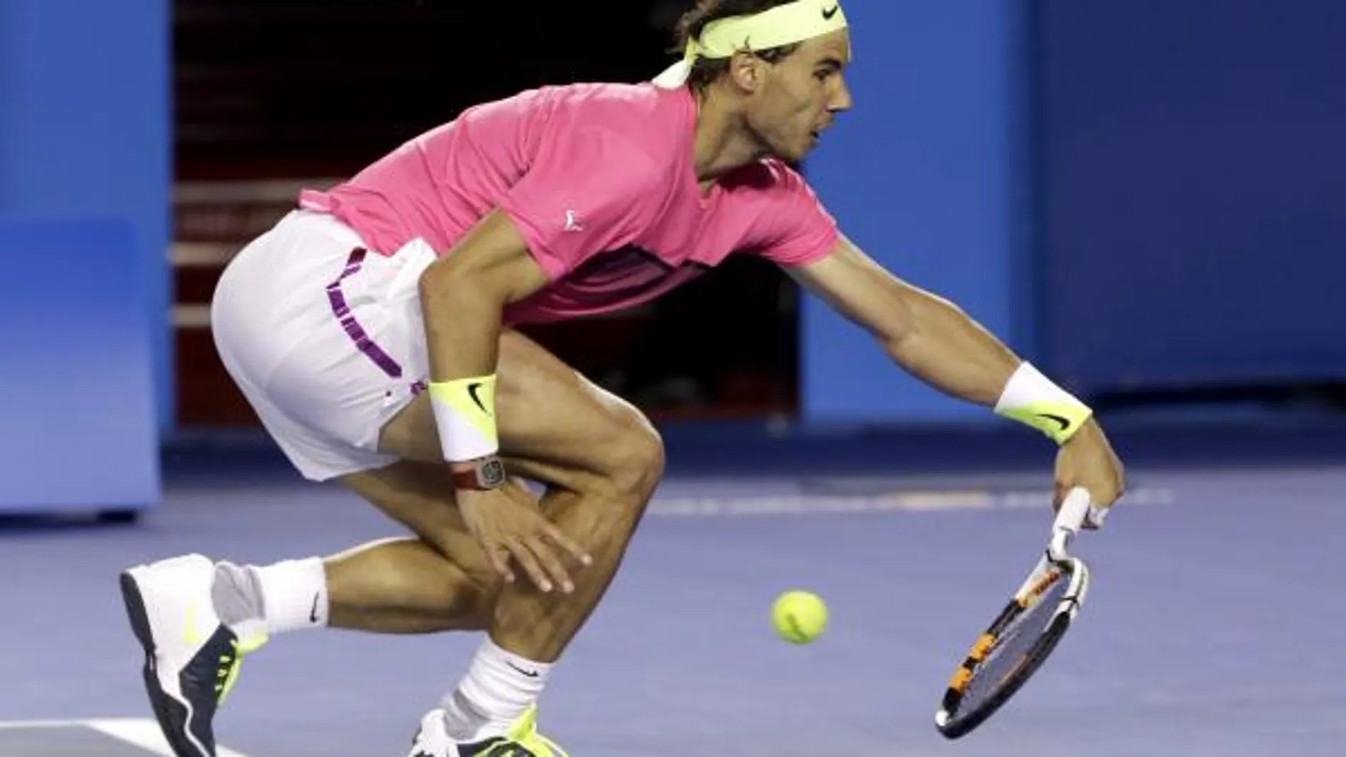 Rafael Nadal se agacha para devolver una bola al israelí Dudi Sela
