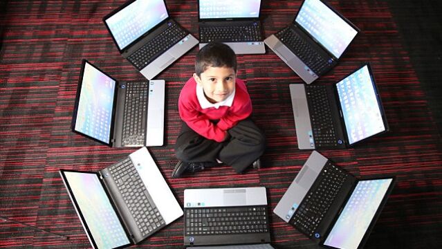 Ayan rodeado de varios ordenadores portátiles