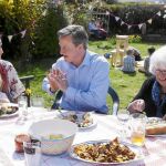 El «premier» británico, David Cameron, almuerza con votantes en el sur de Inglaterra