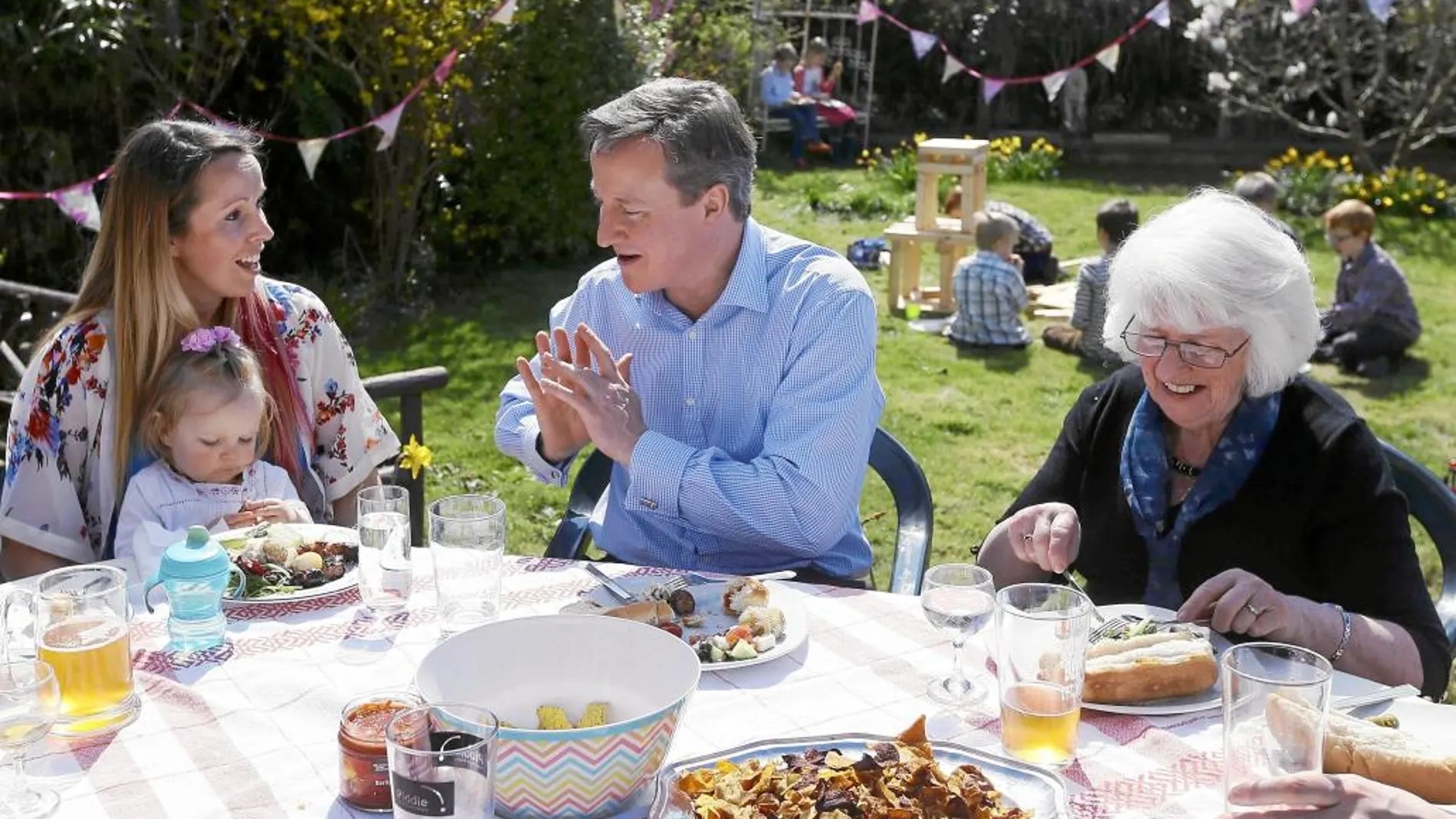 El «premier» británico, David Cameron, almuerza con votantes en el sur de Inglaterra
