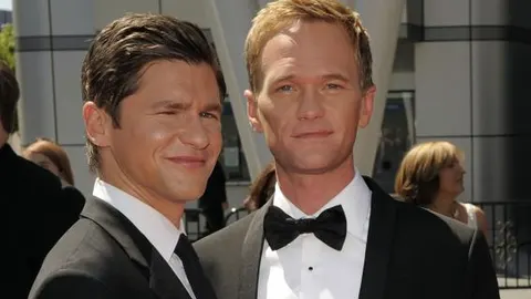 Neil Patrick Harris (d) junto a su pareja, David Burtk