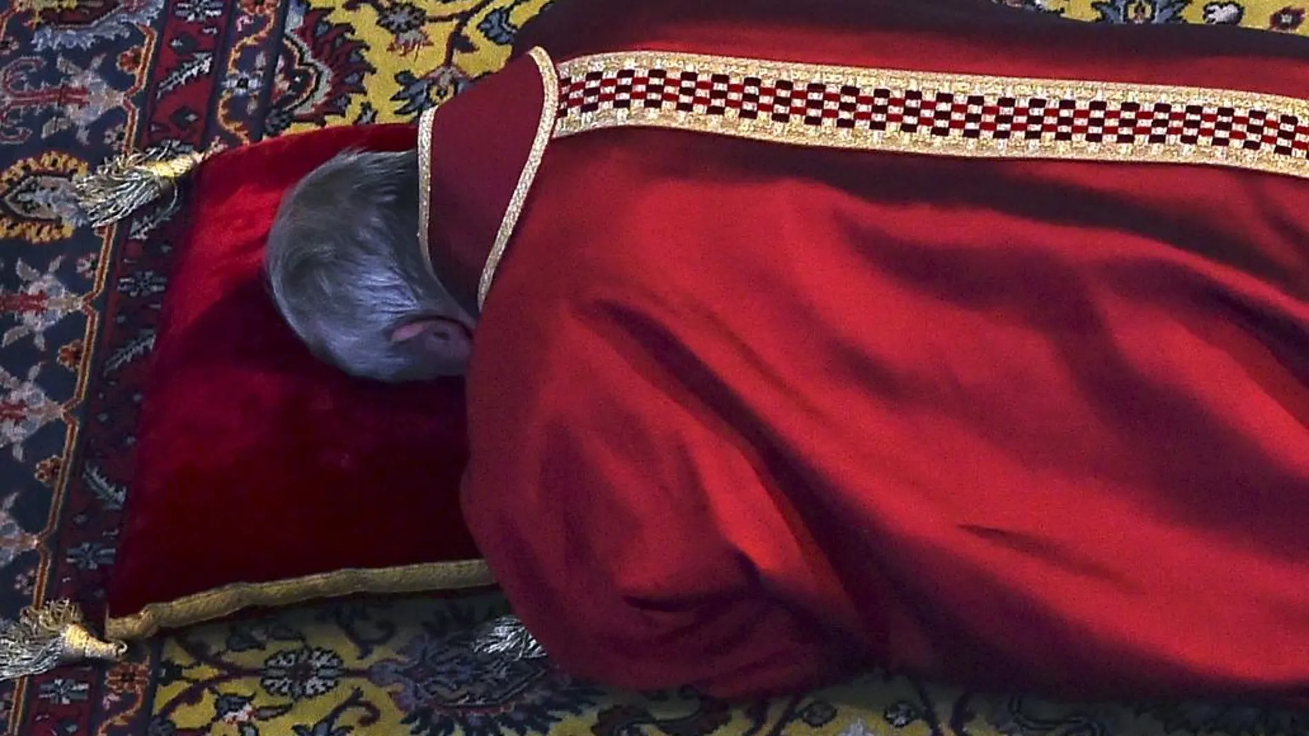 El Papa, postrado durante la celebración de la Pasión de Cristo.