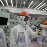 Operarios de TEPCO miden las radiaciones en el interior de Fukushima
