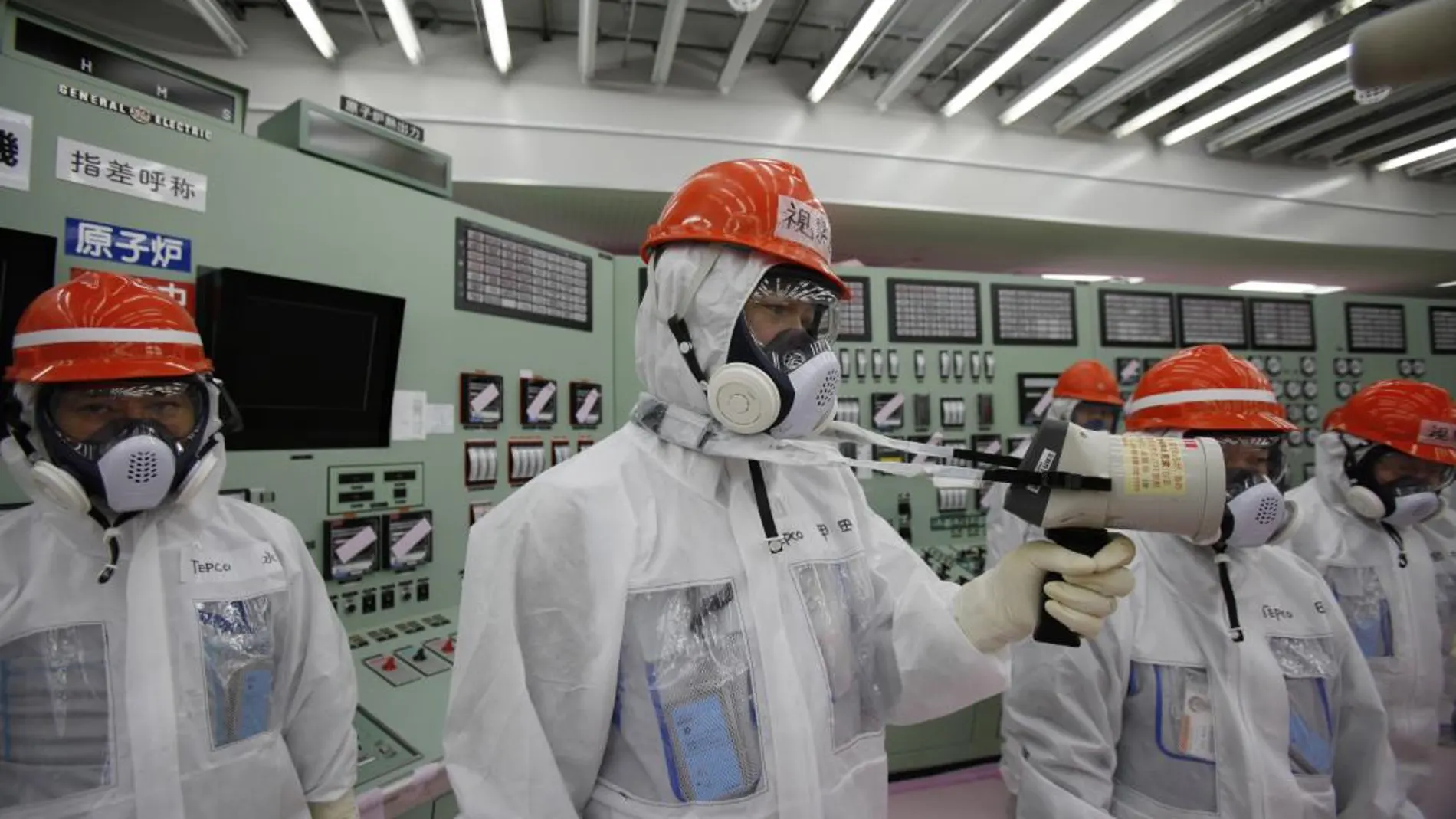 Operarios de TEPCO miden las radiaciones en el interior de Fukushima
