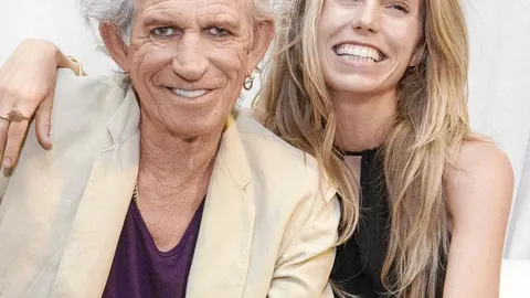 Keith y Theodora Richards, quien ha ilustrado el libro, en una imagen reciente