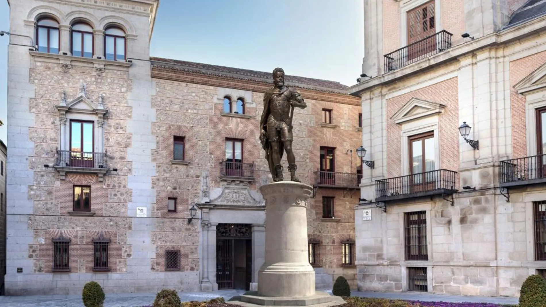 Simulación de la escultura de Felipe II en la plaza de la Villa