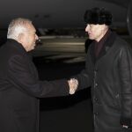 José Manuel García-Margallo es recibido por el embajador de España en Ucrania, Gerardo Ángel Bugallo a su llegada hoy a Kiev.