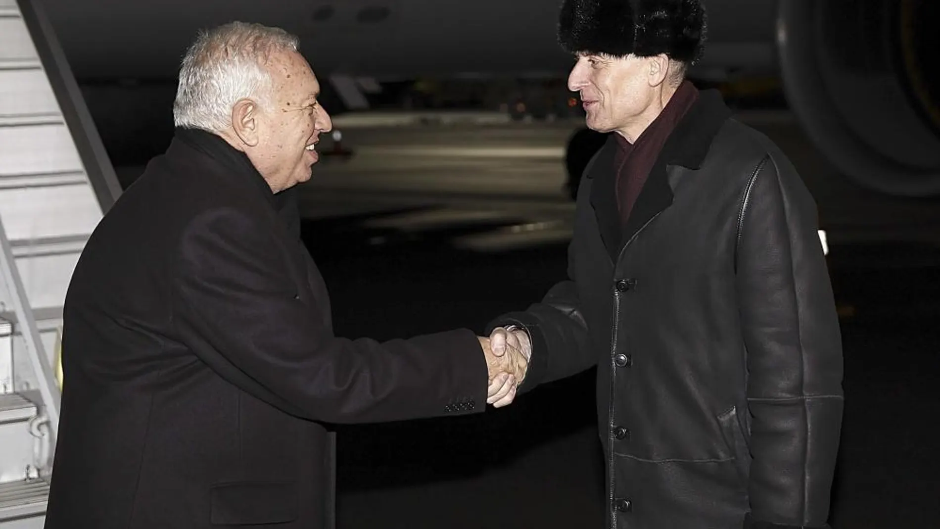 José Manuel García-Margallo es recibido por el embajador de España en Ucrania, Gerardo Ángel Bugallo a su llegada hoy a Kiev.