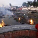 Los restos mortales de varias víctimas del seísmo de Nepal son incineradas en Katmandú